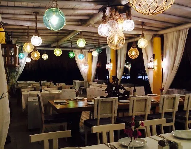 Moon Beach Hotel *